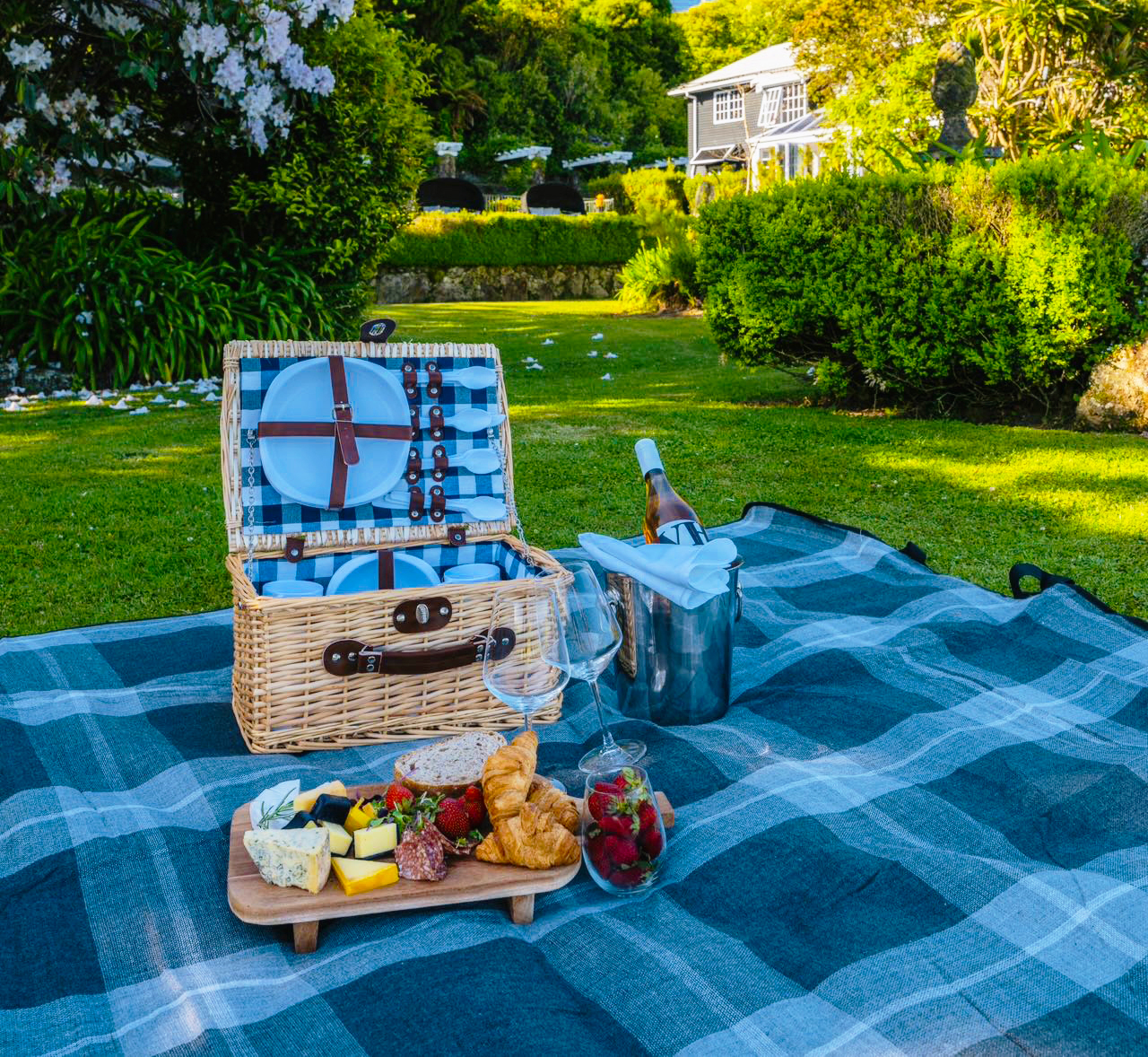 Picnic Basket Black Swan Lakeside Boutique Hotel